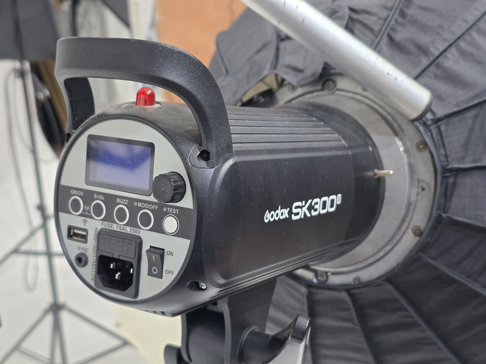 Flash Godox SK300 II montado em sombrinha, incluso na diária