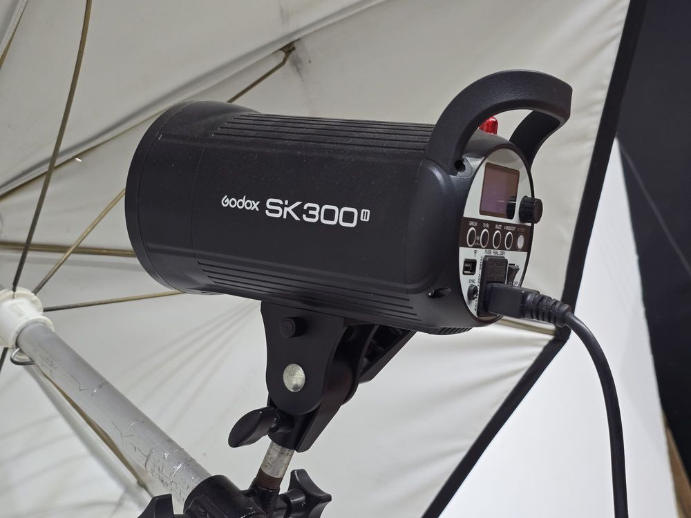 Segundo flash Godox SK300 II em tripé, incluso na diária
