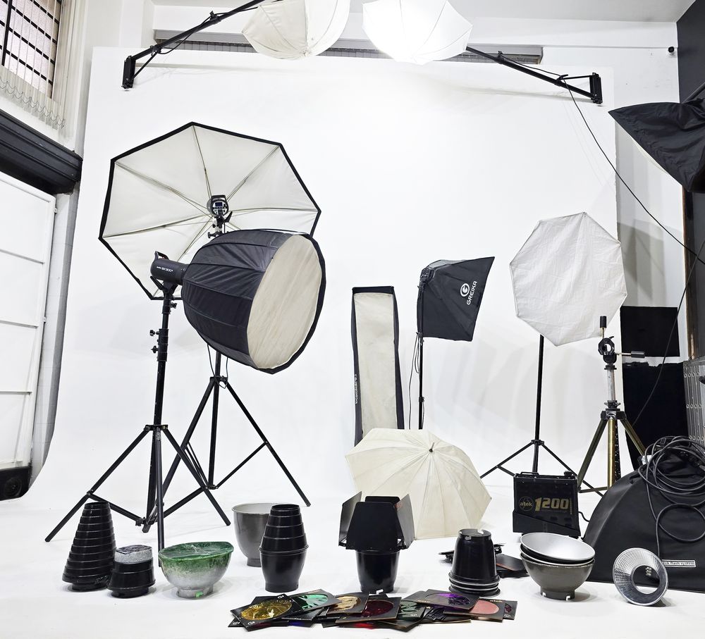 Conjunto de iluminação do estúdio: flashes, softbox, octabox, sombrinhas, grids e gelatinas