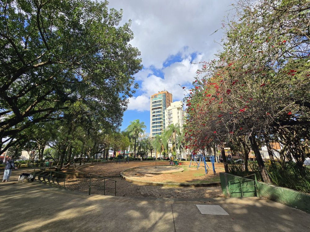 Praça ou rua arborizada do Parque da Mooca, a poucos metros do estúdio